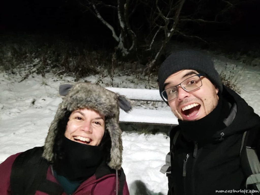 Tomás y Raquel sonríen a la cámara vestidos con ropas de frío en la nieve.