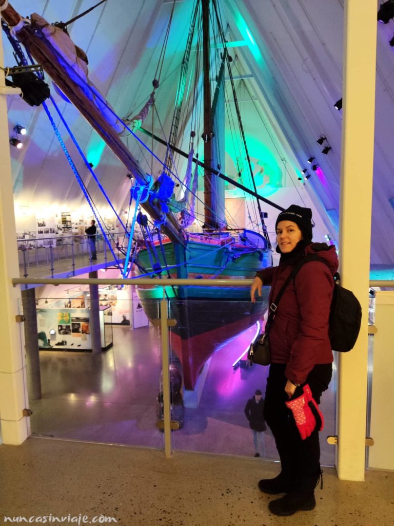El barco Gjøa dentro de uno de los museos de Oslo