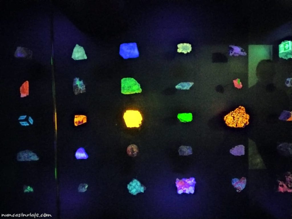 Minerales fosforescentes en la oscuridad