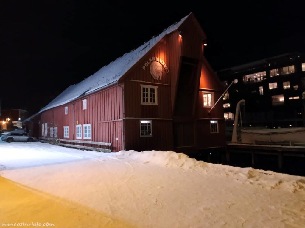Edificio de la antigua aduana que alberga el Museo Polar de Tromso