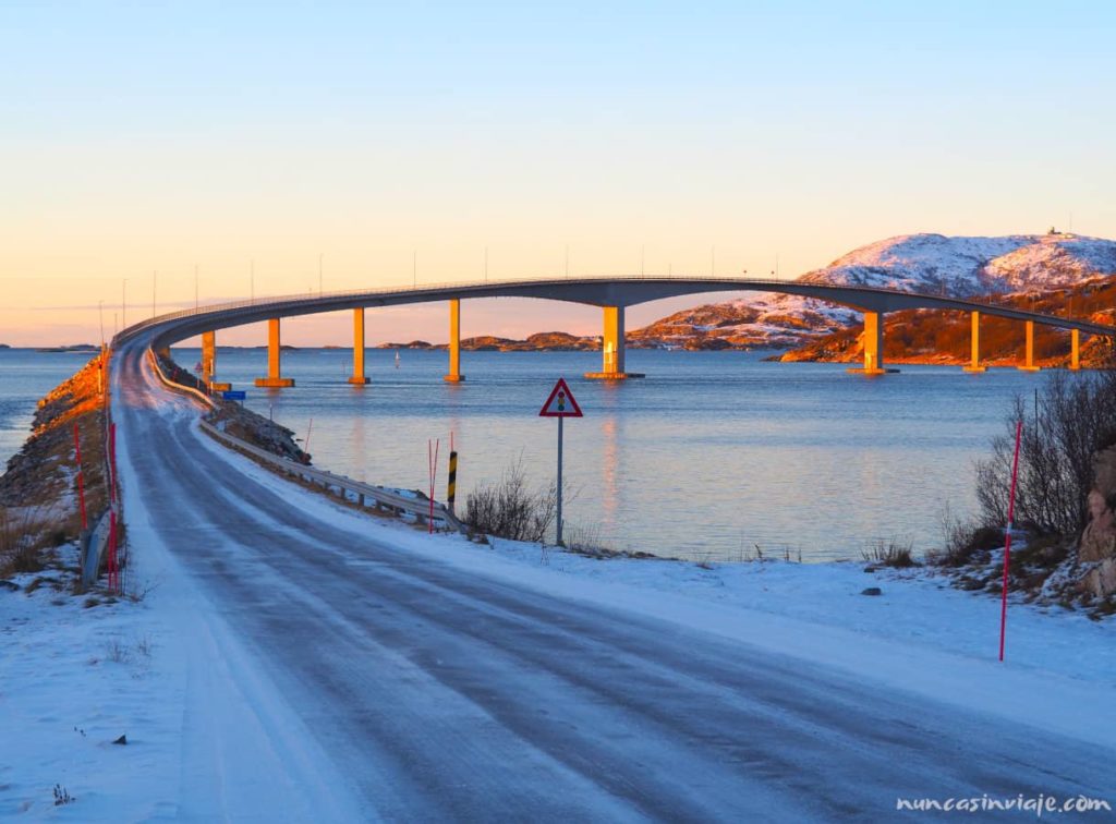 Puente hacia la isla de Sommaroy en Noruega