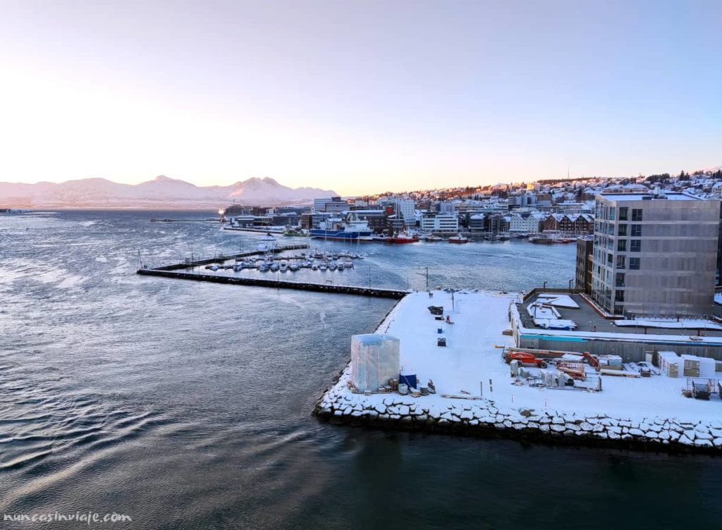 Vistas del puerto de Tromso desde el puente