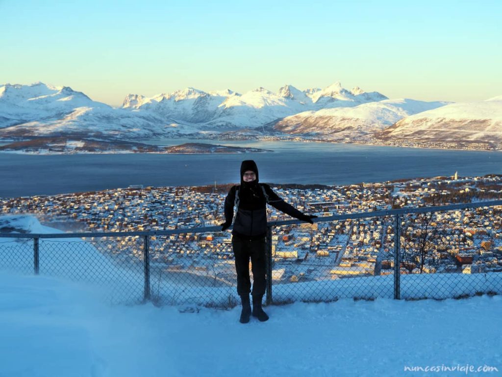 Una de las cosas imprescindibles que ver en Tromso son las vistas desde el mirador en lo alto del teleférico