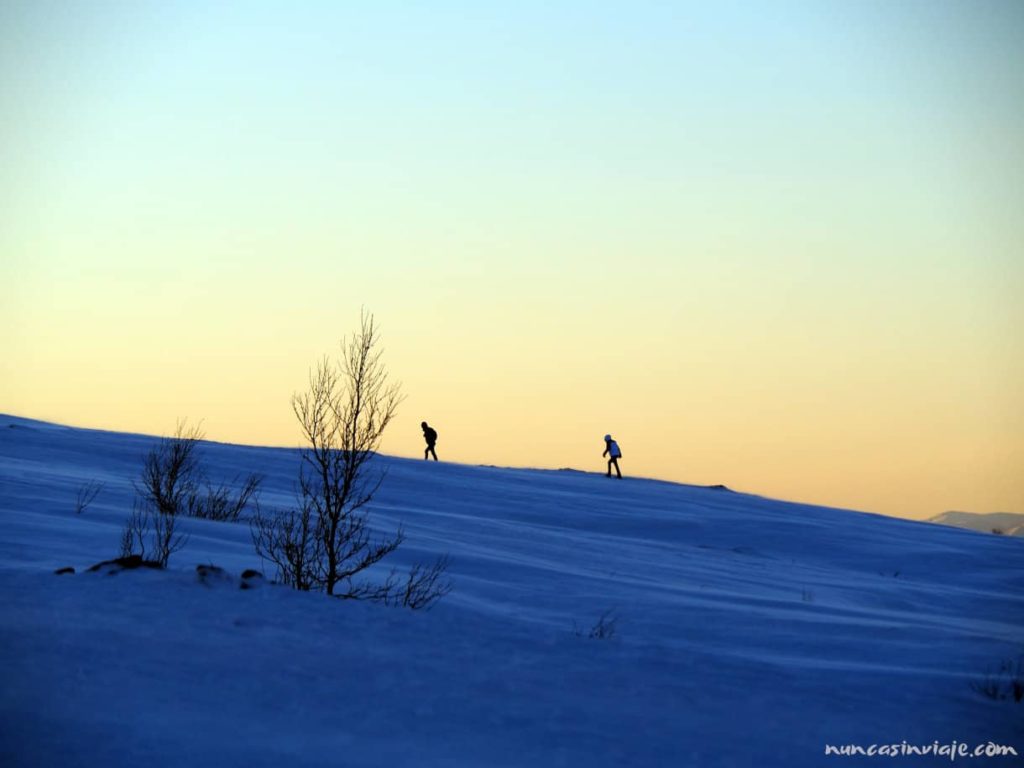 Unos senderistas suben por una montaña junto a Tromso
