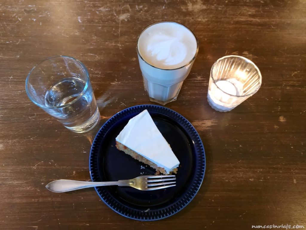 Un café y una tarta en una cafetería de Tromso