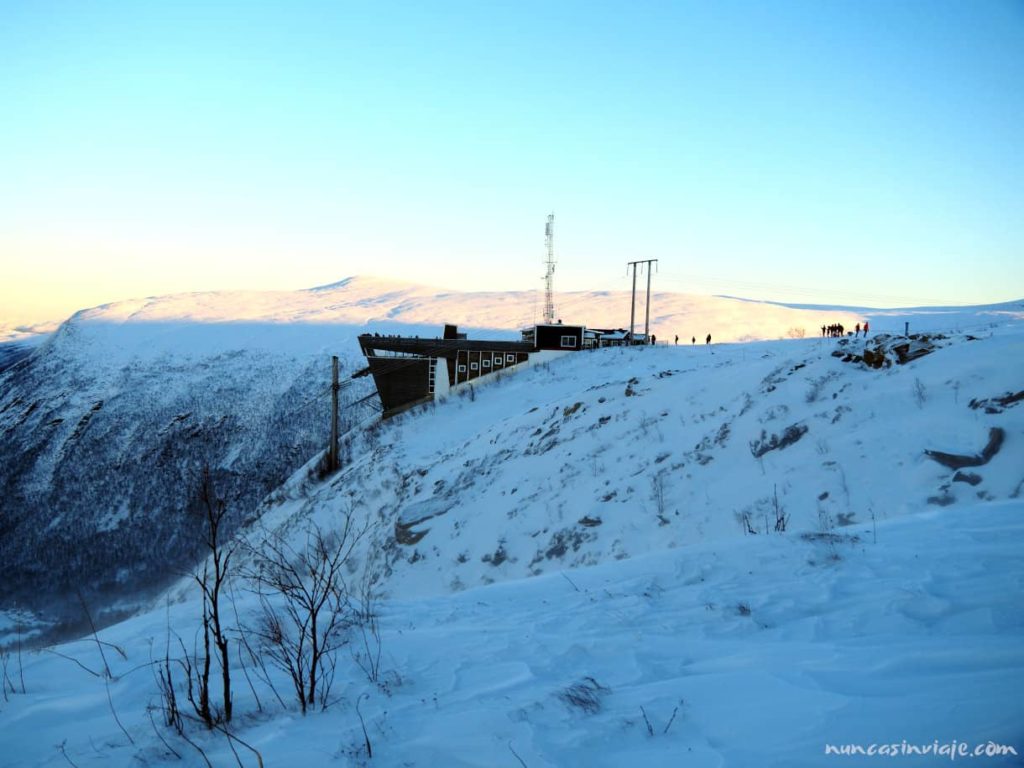 Parte alta del teleférico de Tromso, donde llega la cabina entre la nieve