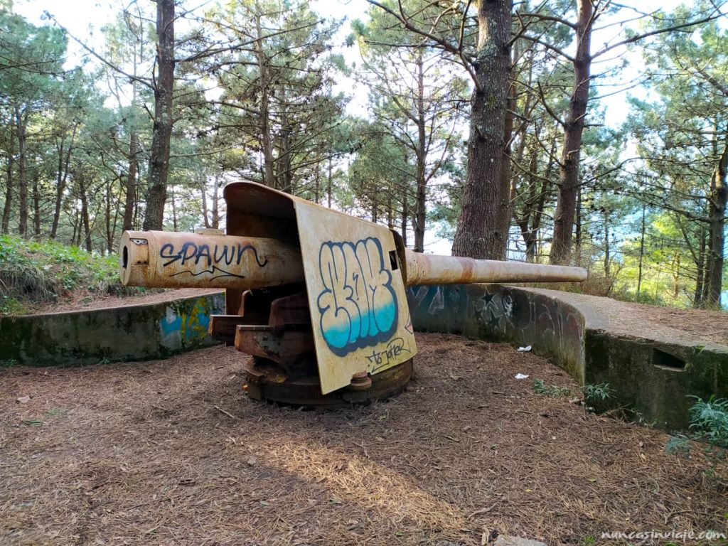 Uno de los cañones de la batería militar de Monteferro, cubierto de Grafitis