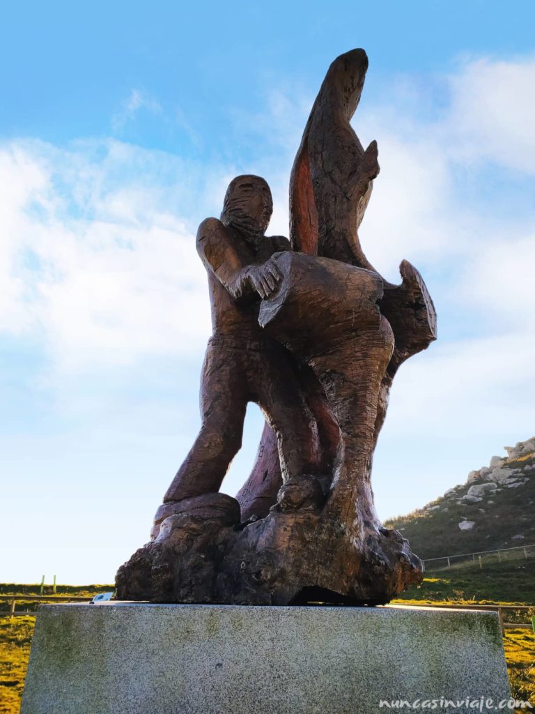 Una de las esculturas del Bosque de la Memoria en Chandebrito