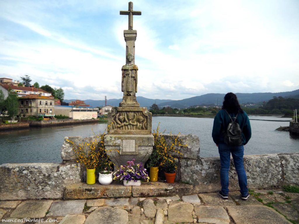 Cruz del puente de A Ramallosa, con vistas a la Foz del Miñor