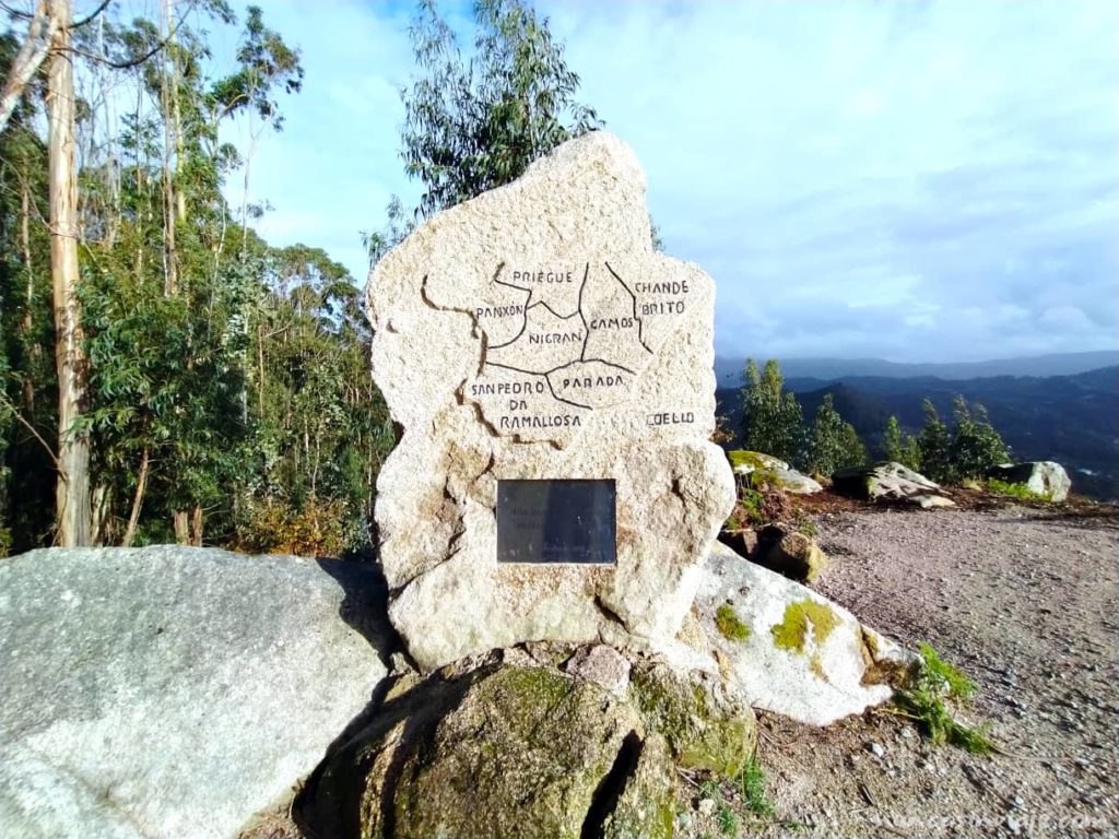 Monumento en el que se mencionan todas las parroquias de Nigrán