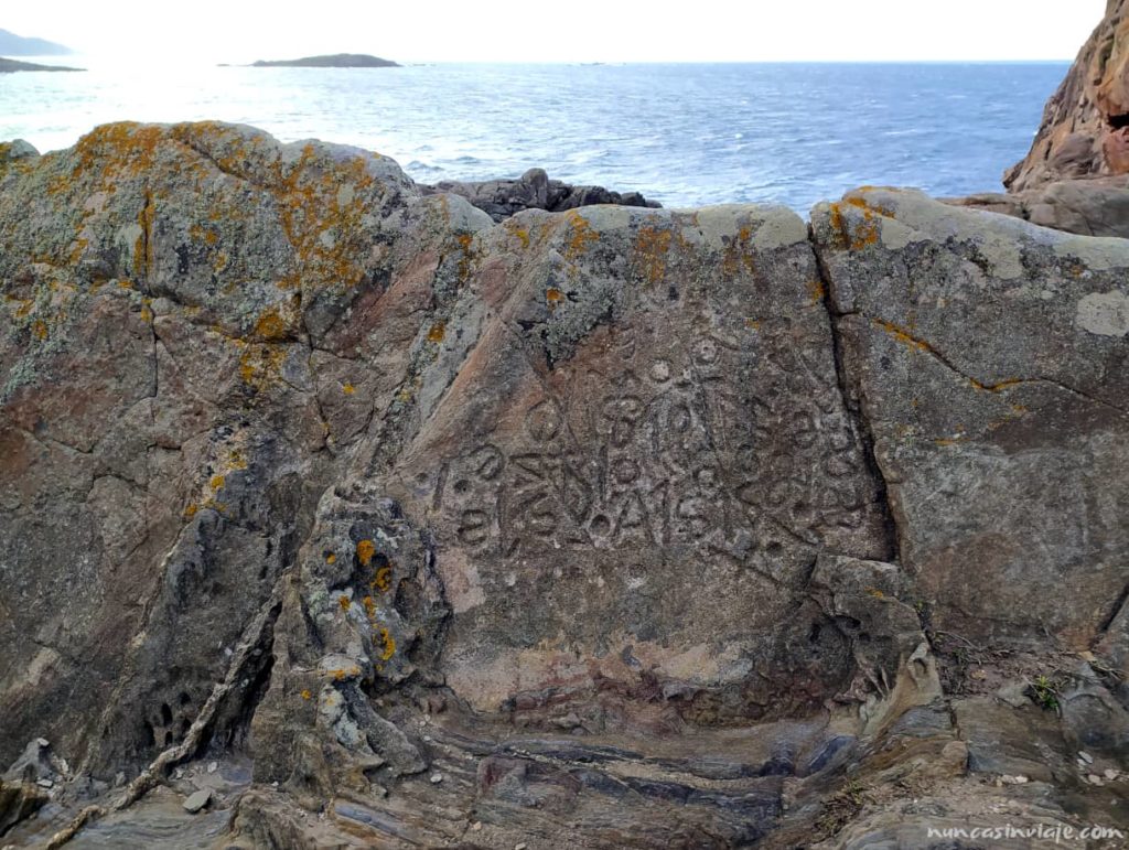 Grabados en la roca que se pueden ver en Punta Lameda, en Monteferro