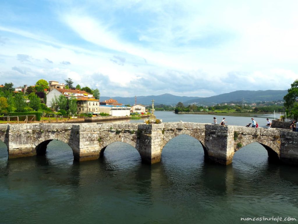 Puente románico de A Ramallosa, en la foz del río Miñor